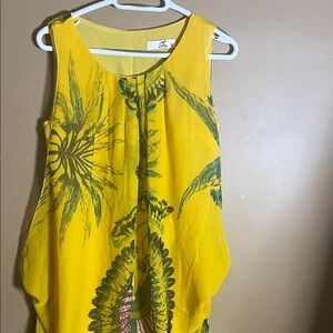 Short sleeve flowy top colourful yellow feathers